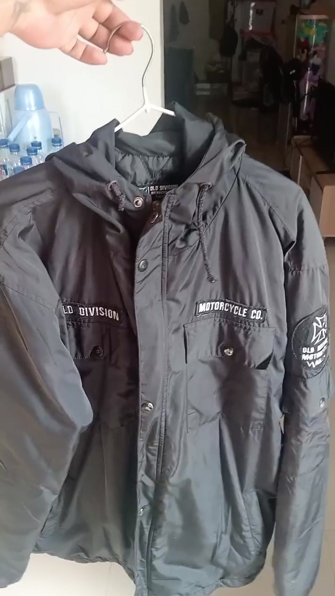 Contoh foto jaket hitam sebagai input produk